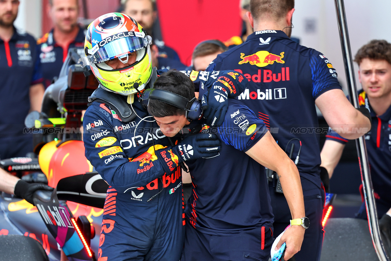 GP MIAMI, Sergio Perez (MEX) Red Bull Racing celebrates his pole position in qualifying parc ferme with Jo Canales, Red Bull Racing Personal Trainer.

06.05.2023. Formula 1 World Championship, Rd 5, Miami Grand Prix, Miami, Florida, USA, Qualifiche Day.

- www.xpbimages.com, EMail: requests@xpbimages.com ¬© Copyright: Batchelor / XPB Images