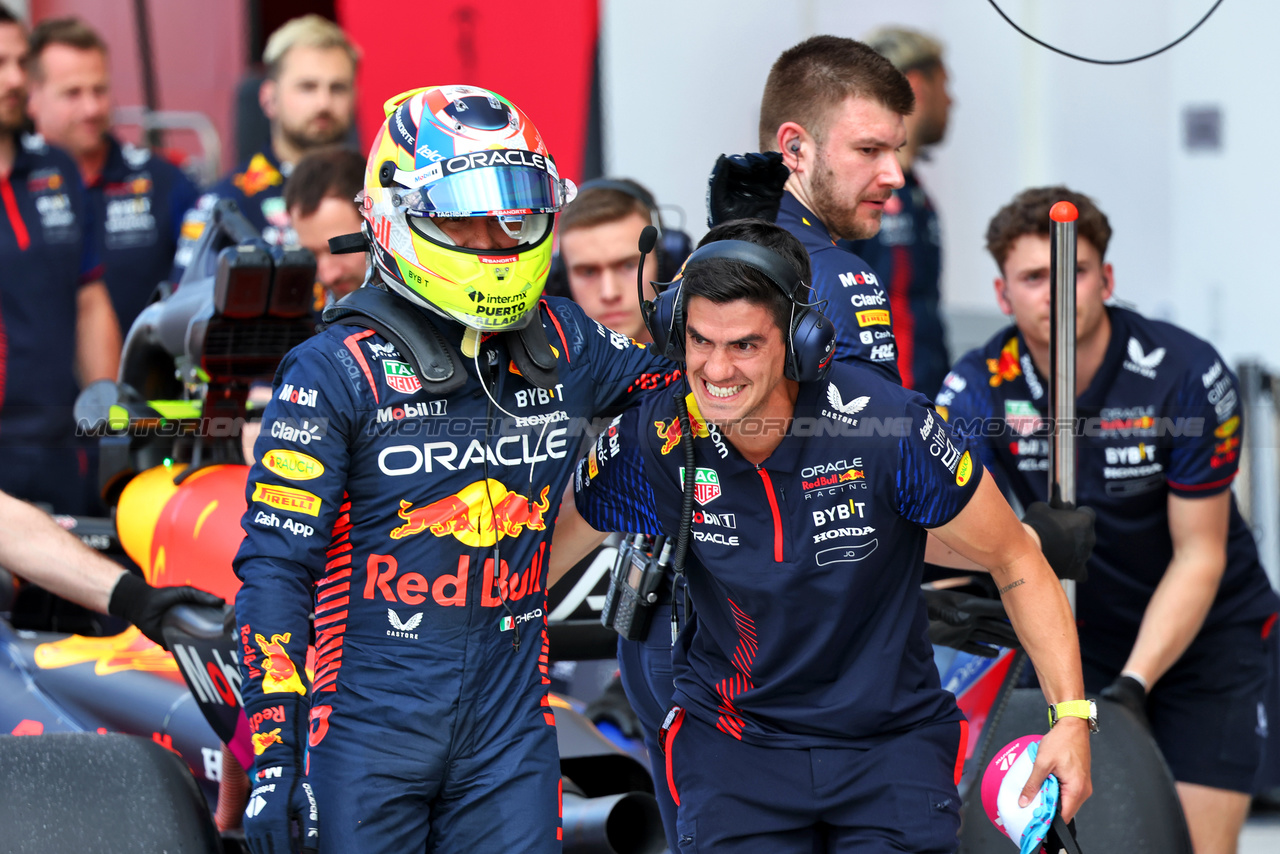 GP MIAMI, Sergio Perez (MEX) Red Bull Racing celebrates his pole position in qualifying parc ferme with Jo Canales, Red Bull Racing Personal Trainer.

06.05.2023. Formula 1 World Championship, Rd 5, Miami Grand Prix, Miami, Florida, USA, Qualifiche Day.

- www.xpbimages.com, EMail: requests@xpbimages.com ¬© Copyright: Batchelor / XPB Images