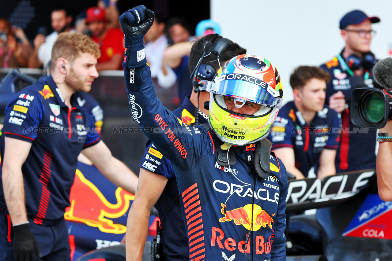 GP MIAMI, Sergio Perez (MEX) Red Bull Racing celebrates his pole position in qualifying parc ferme.

06.05.2023. Formula 1 World Championship, Rd 5, Miami Grand Prix, Miami, Florida, USA, Qualifiche Day.

- www.xpbimages.com, EMail: requests@xpbimages.com ¬© Copyright: Batchelor / XPB Images