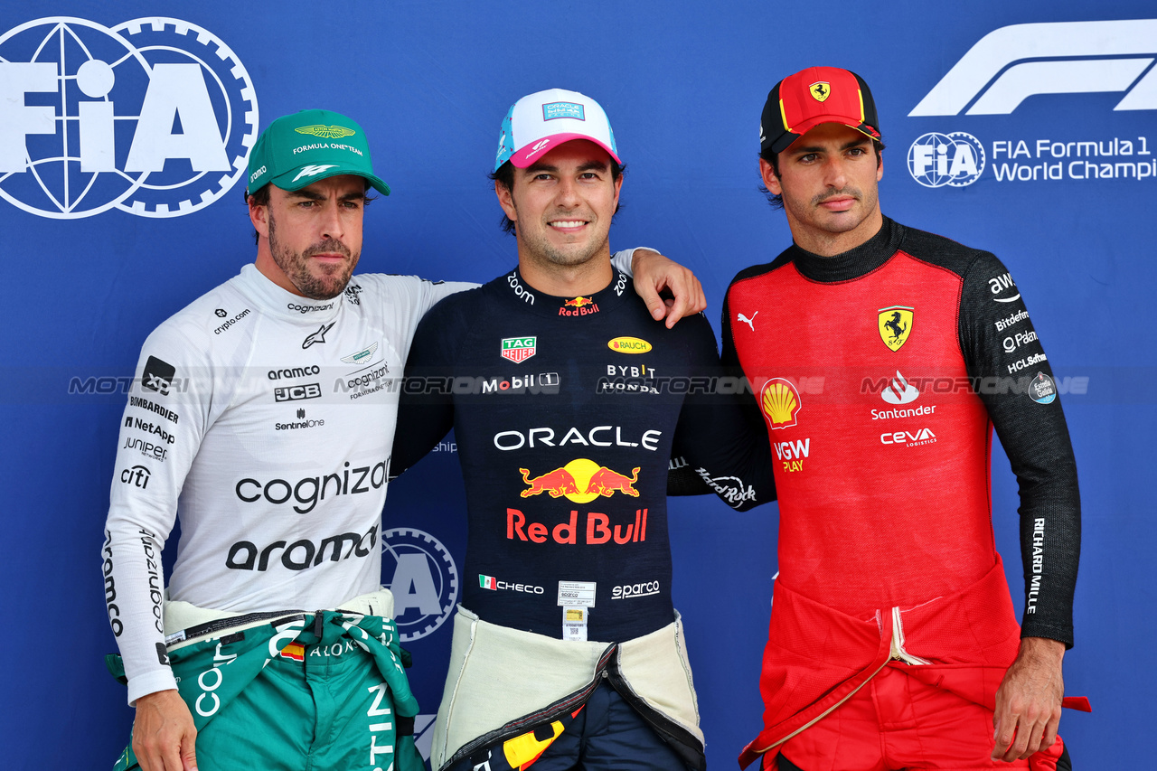 GP MIAMI, Qualifiche top three in parc ferme (L to R): Fernando Alonso (ESP) Aston Martin F1 Team, second; Sergio Perez (MEX) Red Bull Racing, pole position; Carlos Sainz Jr (ESP) Ferrari, third.

06.05.2023. Formula 1 World Championship, Rd 5, Miami Grand Prix, Miami, Florida, USA, Qualifiche Day.

- www.xpbimages.com, EMail: requests@xpbimages.com ¬© Copyright: Batchelor / XPB Images