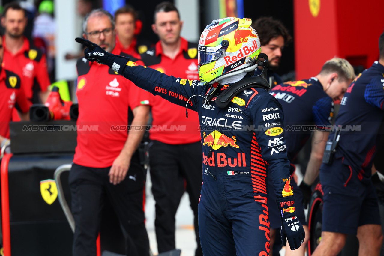 GP MIAMI, Sergio Perez (MEX) Red Bull Racing celebrates his pole position in qualifying parc ferme.

06.05.2023. Formula 1 World Championship, Rd 5, Miami Grand Prix, Miami, Florida, USA, Qualifiche Day.

- www.xpbimages.com, EMail: requests@xpbimages.com ¬© Copyright: Batchelor / XPB Images