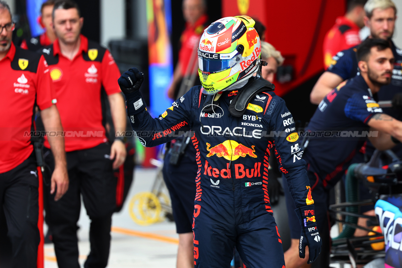 GP MIAMI, Sergio Perez (MEX) Red Bull Racing celebrates his pole position in qualifying parc ferme.

06.05.2023. Formula 1 World Championship, Rd 5, Miami Grand Prix, Miami, Florida, USA, Qualifiche Day.

- www.xpbimages.com, EMail: requests@xpbimages.com ¬© Copyright: Batchelor / XPB Images