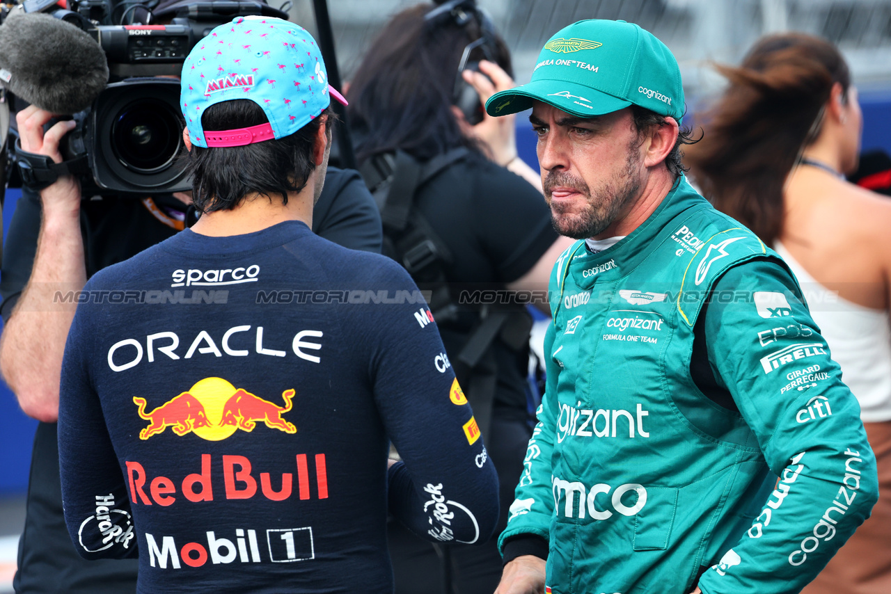 GP MIAMI, (L to R): Pole sitter Sergio Perez (MEX) Red Bull Racing with second placed Fernando Alonso (ESP) Aston Martin F1 Team in qualifying parc ferme.

06.05.2023. Formula 1 World Championship, Rd 5, Miami Grand Prix, Miami, Florida, USA, Qualifiche Day.

- www.xpbimages.com, EMail: requests@xpbimages.com ¬© Copyright: Batchelor / XPB Images