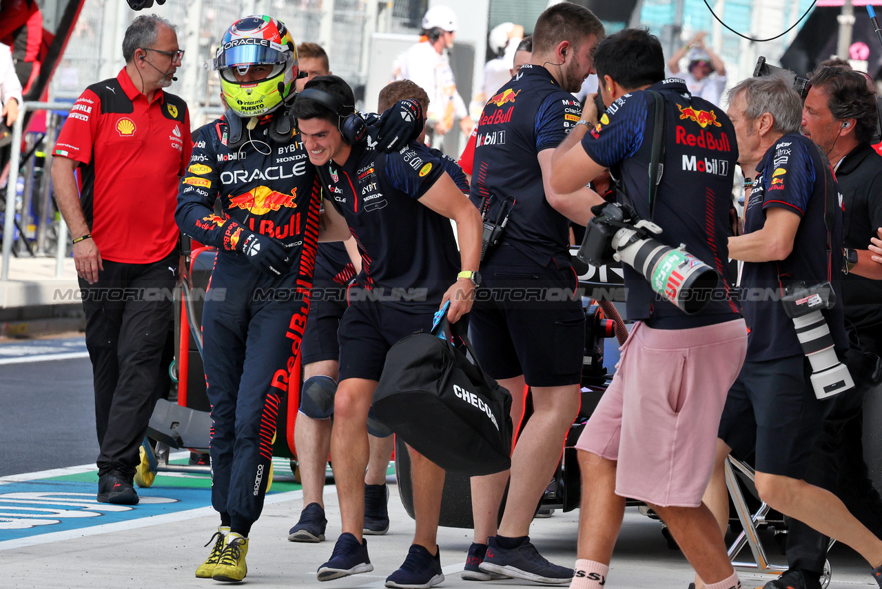 GP MIAMI, Sergio Perez (MEX) Red Bull Racing celebrates his pole position with Jo Canales, Red Bull Racing Personal Trainer in qualifying parc ferme.

06.05.2023. Formula 1 World Championship, Rd 5, Miami Grand Prix, Miami, Florida, USA, Qualifiche Day.

- www.xpbimages.com, EMail: requests@xpbimages.com ¬© Copyright: Moy / XPB Images