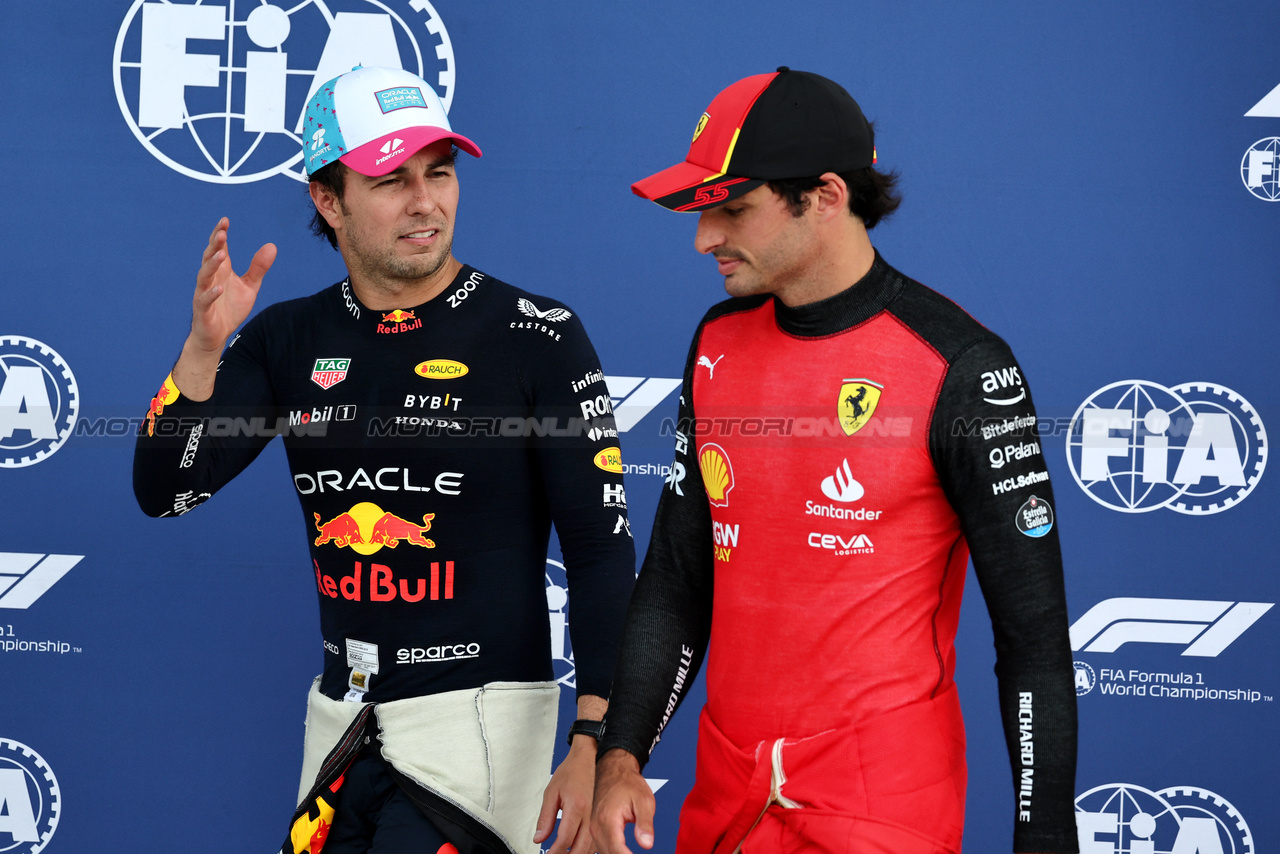 GP MIAMI, (L to R): Pole sitter Sergio Perez (MEX) Red Bull Racing with third placed Carlos Sainz Jr (ESP) Ferrari in qualifying parc ferme.

06.05.2023. Formula 1 World Championship, Rd 5, Miami Grand Prix, Miami, Florida, USA, Qualifiche Day.

- www.xpbimages.com, EMail: requests@xpbimages.com ¬© Copyright: Moy / XPB Images