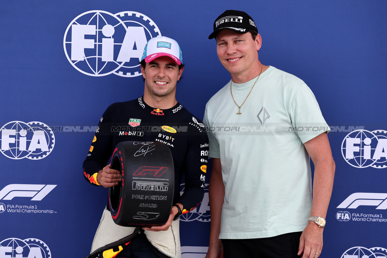 GP MIAMI, Sergio Perez (MEX) Red Bull Racing receives the Pirelli Pole Position Award.

06.05.2023. Formula 1 World Championship, Rd 5, Miami Grand Prix, Miami, Florida, USA, Qualifiche Day.

- www.xpbimages.com, EMail: requests@xpbimages.com ¬© Copyright: Moy / XPB Images