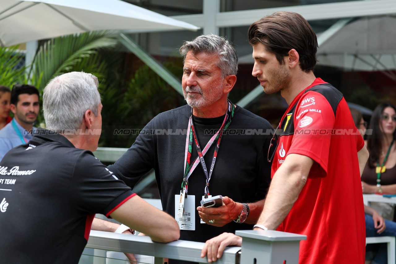 GP MIAMI, (L to R): Alessandro Alunni Bravi (ITA) Alfa Romeo F1 Team Managing Director e Team Representative with Enrico Zanarini (ITA) Driver Manager e Antonio Giovinazzi (ITA) Ferrari Reserve Driver.

06.05.2023. Formula 1 World Championship, Rd 5, Miami Grand Prix, Miami, Florida, USA, Qualifiche Day.

- www.xpbimages.com, EMail: requests@xpbimages.com ¬© Copyright: Moy / XPB Images