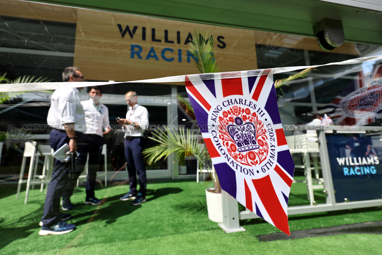 GP MIAMI, Williams Racing celebrate the Coronation of King Charles III in the paddock.

06.05.2023. Formula 1 World Championship, Rd 5, Miami Grand Prix, Miami, Florida, USA, Qualifiche Day.

- www.xpbimages.com, EMail: requests@xpbimages.com ¬© Copyright: Moy / XPB Images