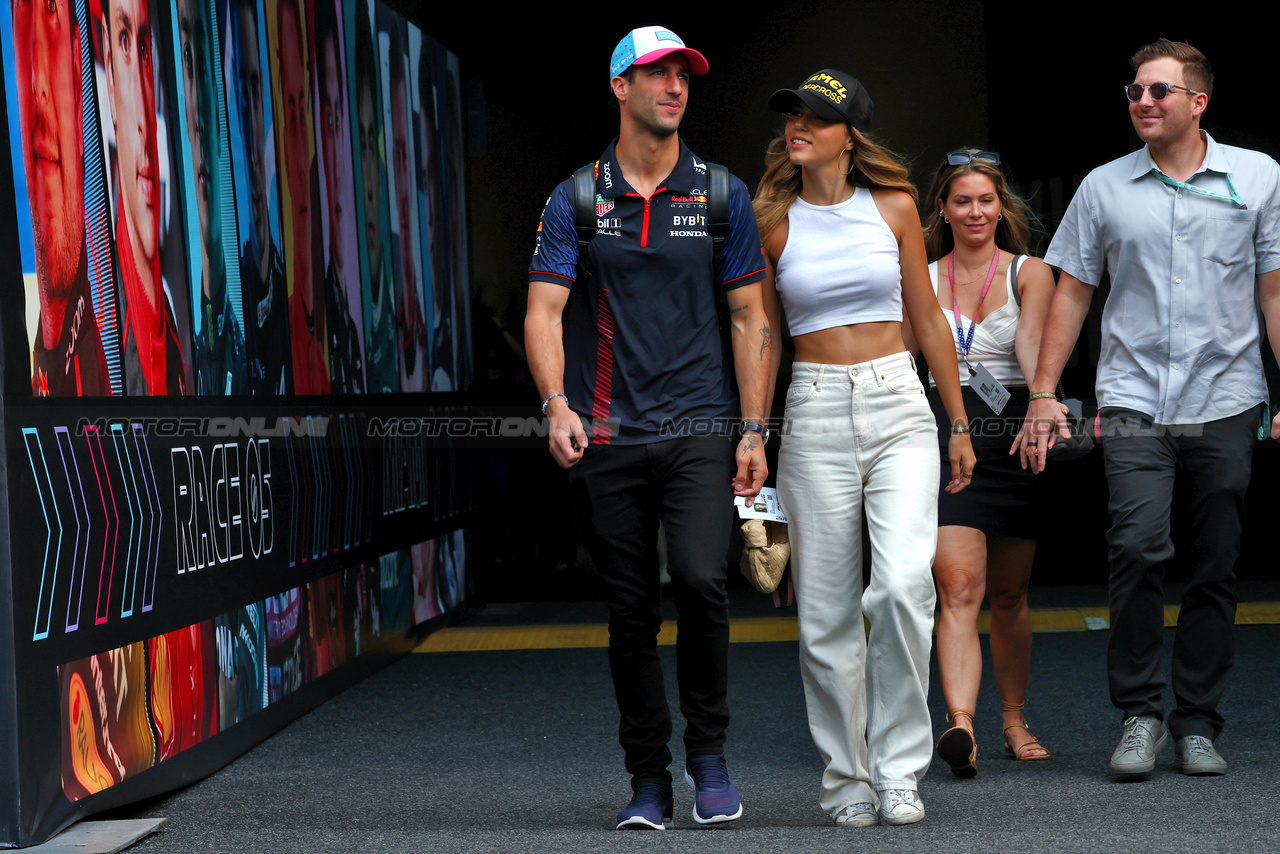 GP MIAMI, (L to R): Daniel Ricciardo (AUS) Red Bull Racing Reserve e Third Driver with Domenica Heidi Berger (AUT).

06.05.2023. Formula 1 World Championship, Rd 5, Miami Grand Prix, Miami, Florida, USA, Qualifiche Day.

 - www.xpbimages.com, EMail: requests@xpbimages.com ¬© Copyright: Coates / XPB Images