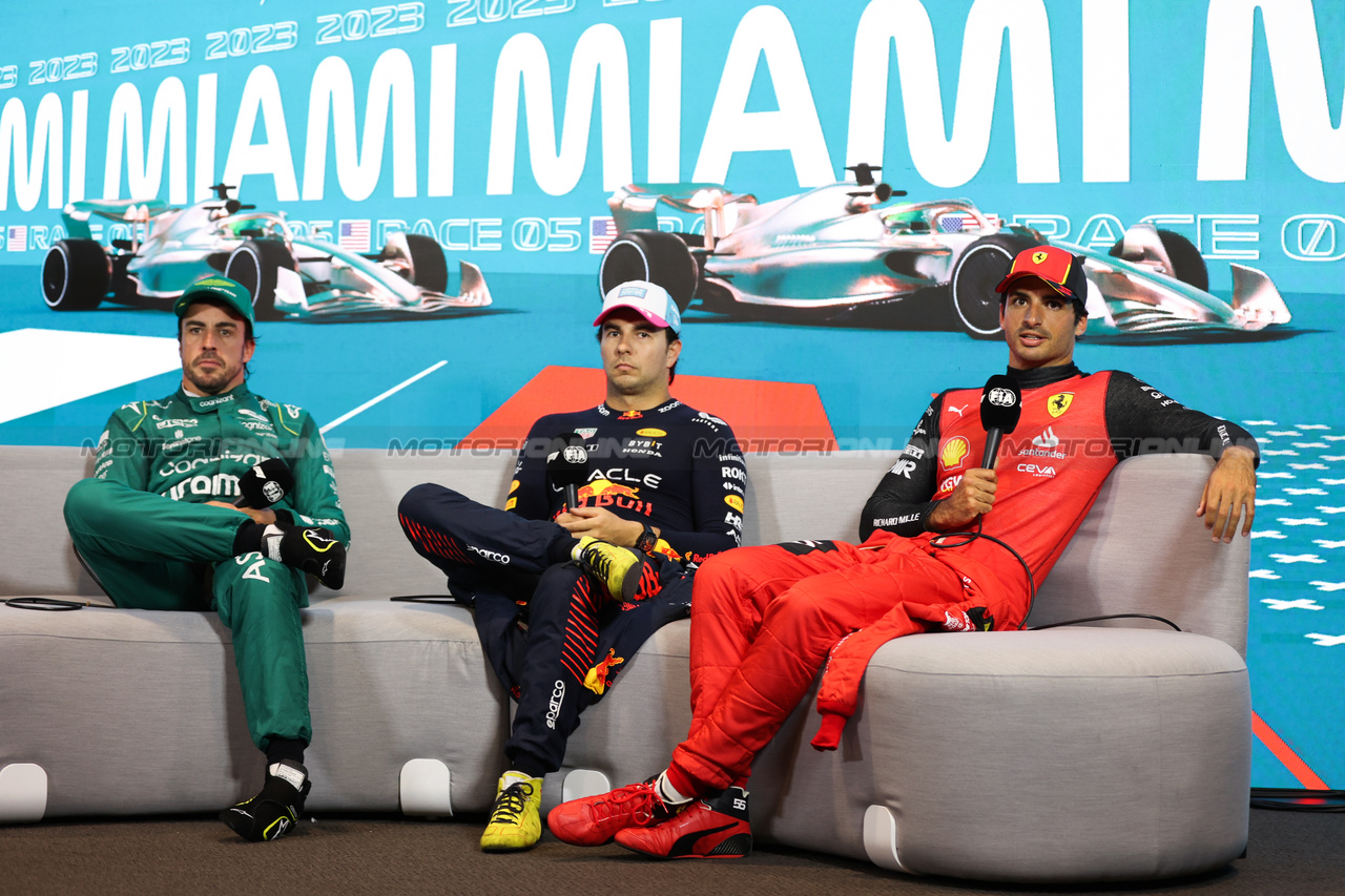 GP MIAMI, (L to R): Fernando Alonso (ESP) Aston Martin F1 Team; Sergio Perez (MEX) Red Bull Racing; e Carlos Sainz Jr (ESP) Ferrari, in the post qualifying FIA Press Conference.

06.05.2023. Formula 1 World Championship, Rd 5, Miami Grand Prix, Miami, Florida, USA, Qualifiche Day.

- www.xpbimages.com, EMail: requests@xpbimages.com ¬© Copyright: XPB Images