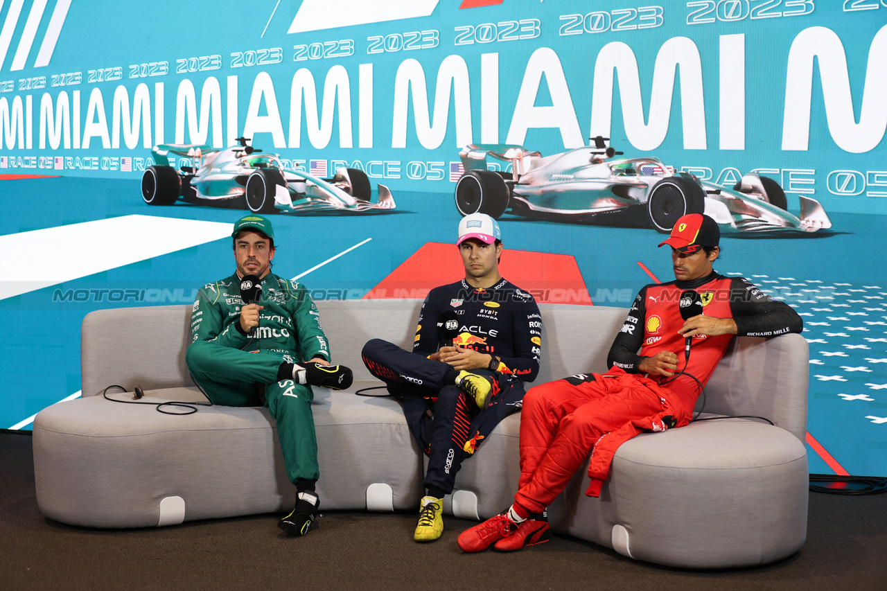 GP MIAMI, (L to R): Fernando Alonso (ESP) Aston Martin F1 Team; Sergio Perez (MEX) Red Bull Racing; e Carlos Sainz Jr (ESP) Ferrari, in the post qualifying FIA Press Conference.

06.05.2023. Formula 1 World Championship, Rd 5, Miami Grand Prix, Miami, Florida, USA, Qualifiche Day.

- www.xpbimages.com, EMail: requests@xpbimages.com ¬© Copyright: XPB Images