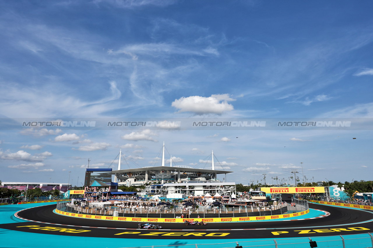 GP MIAMI, Sergio Perez (MEX) Red Bull Racing RB19 davanti a Pierre Gasly (FRA) Alpine F1 Team A523.

05.05.2023. Formula 1 World Championship, Rd 5, Miami Grand Prix, Miami, Florida, USA, Practice Day.

- www.xpbimages.com, EMail: requests@xpbimages.com ¬© Copyright: Moy / XPB Images