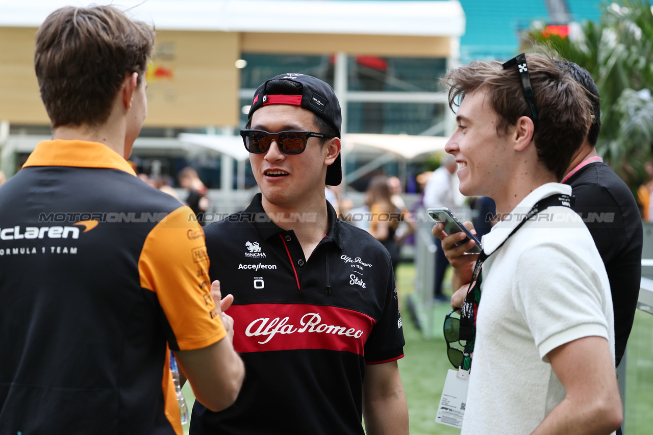 GP MIAMI, (L to R): Oscar Piastri (AUS) McLaren with Zhou Guanyu (CHN) Alfa Romeo F1 Team e Marcus Armstrong (NZL) IndyCar Driver.

05.05.2023. Formula 1 World Championship, Rd 5, Miami Grand Prix, Miami, Florida, USA, Practice Day.

- www.xpbimages.com, EMail: requests@xpbimages.com ¬© Copyright: Moy / XPB Images