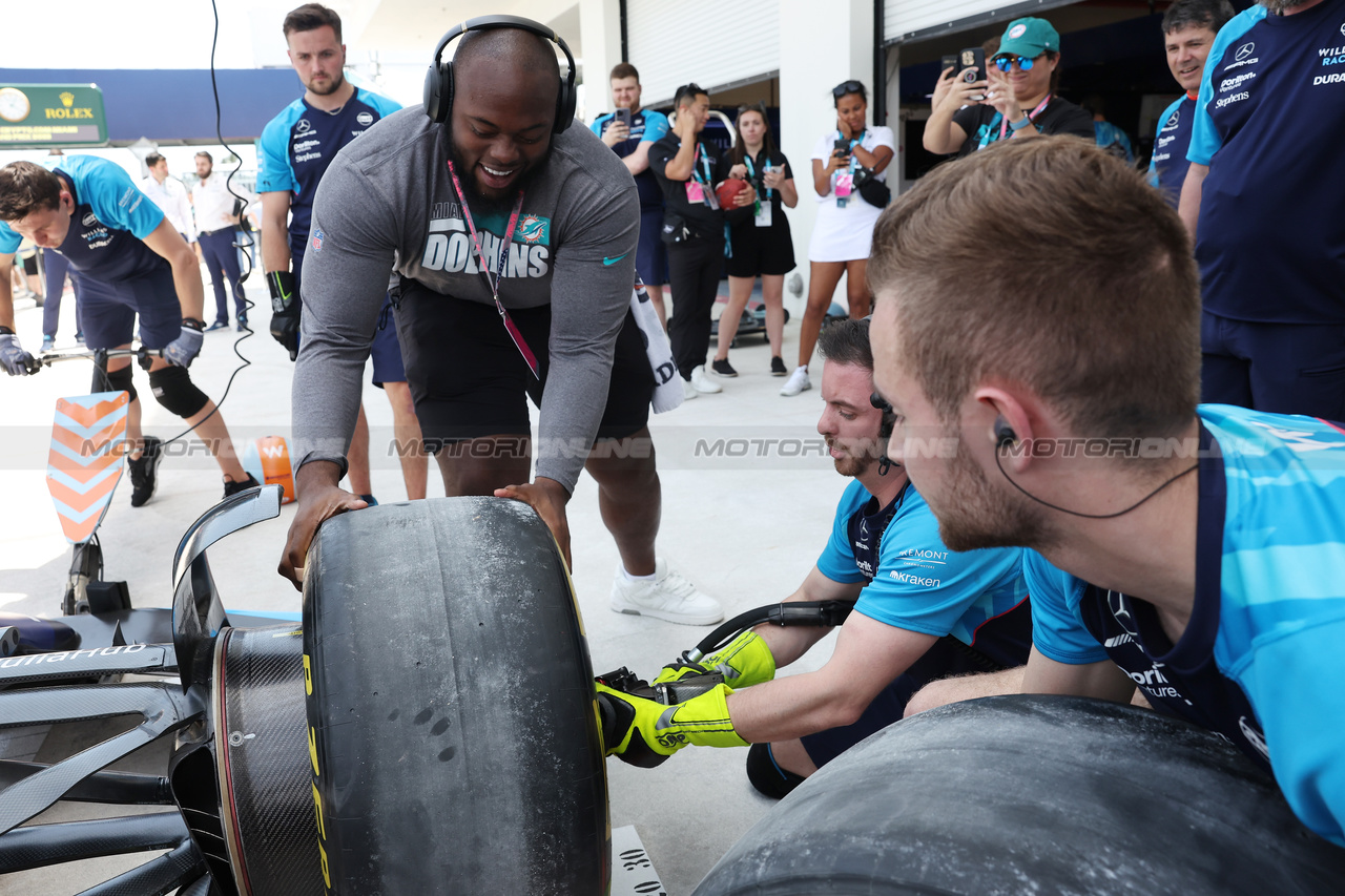 GP MIAMI, Miami Dolphins players with Williams Racing.

05.05.2023. Formula 1 World Championship, Rd 5, Miami Grand Prix, Miami, Florida, USA, Practice Day.

- www.xpbimages.com, EMail: requests@xpbimages.com ¬© Copyright: Bearne / XPB Images
