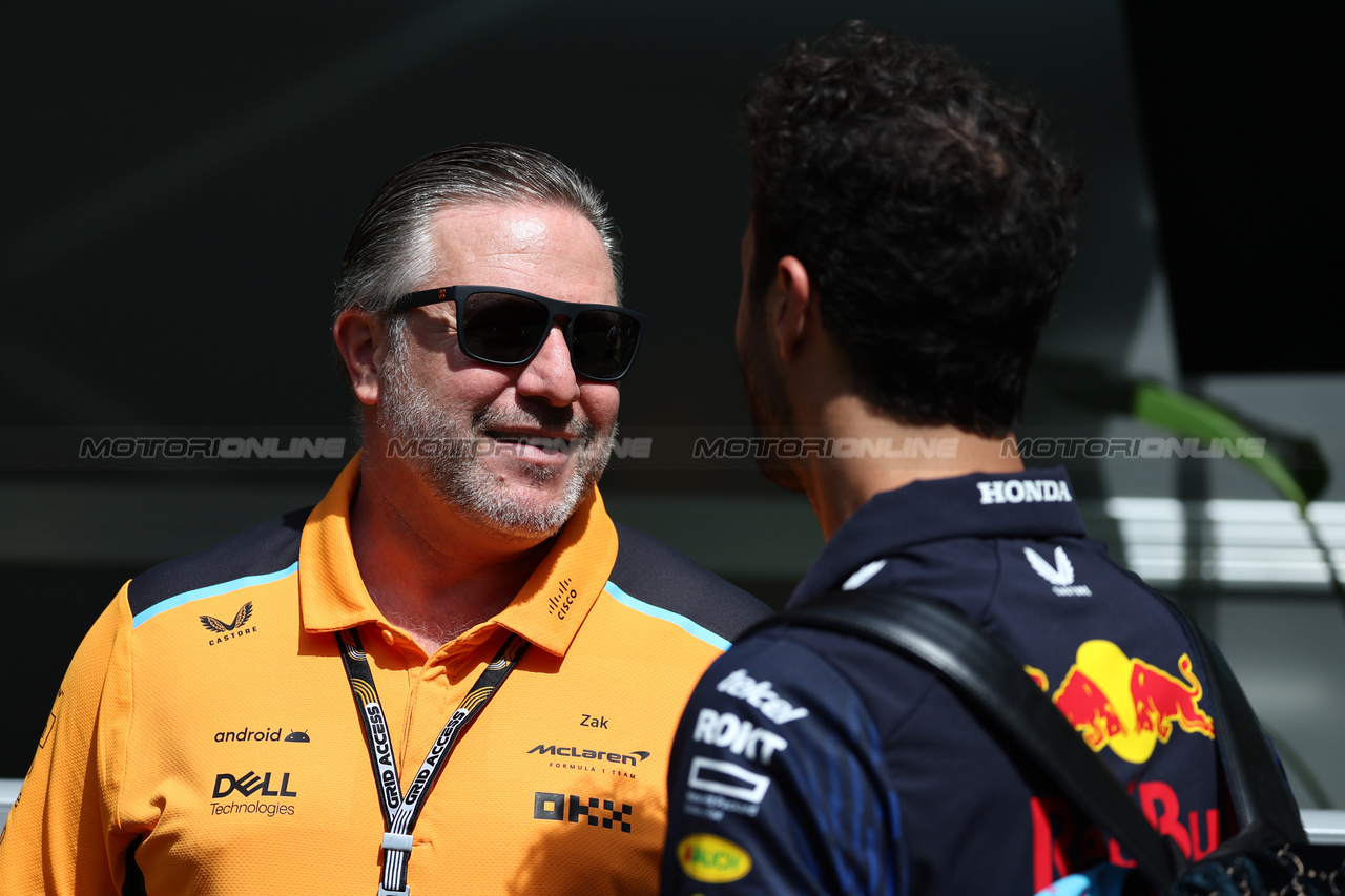 GP MIAMI, (L to R): Zak Brown (USA) McLaren Executive Director with Daniel Ricciardo (AUS) Red Bull Racing Reserve e Third Driver.

05.05.2023. Formula 1 World Championship, Rd 5, Miami Grand Prix, Miami, Florida, USA, Practice Day.

- www.xpbimages.com, EMail: requests@xpbimages.com ¬© Copyright: Moy / XPB Images