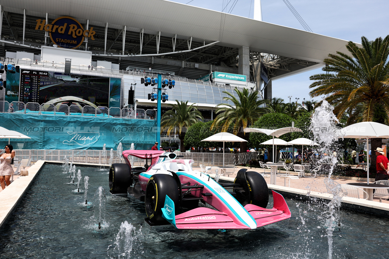 GP MIAMI, Paddock Atmosfera - water fountain with a racing car.

05.05.2023. Formula 1 World Championship, Rd 5, Miami Grand Prix, Miami, Florida, USA, Practice Day.

- www.xpbimages.com, EMail: requests@xpbimages.com ¬© Copyright: Moy / XPB Images