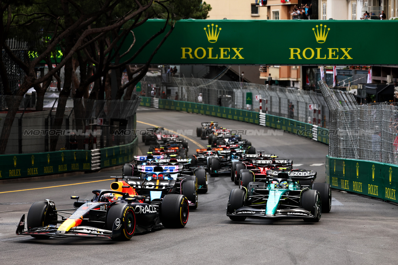 GP MONACO, Max Verstappen (NLD) Red Bull Racing RB19 davanti a at the partenza of the race.

28.05.2023. Formula 1 World Championship, Rd 7, Monaco Grand Prix, Monte Carlo, Monaco, Gara Day.

- www.xpbimages.com, EMail: requests@xpbimages.com ¬© Copyright: Charniaux / XPB Images