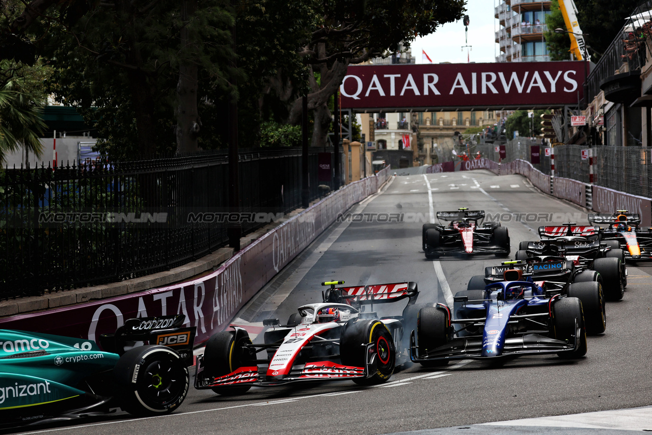 GP MONACO, Nico Hulkenberg (GER) Haas VF-23 e Logan Sargeant (USA) Williams Racing FW45 at the partenza of the race.

28.05.2023. Formula 1 World Championship, Rd 7, Monaco Grand Prix, Monte Carlo, Monaco, Gara Day.

 - www.xpbimages.com, EMail: requests@xpbimages.com ¬© Copyright: Coates / XPB Images