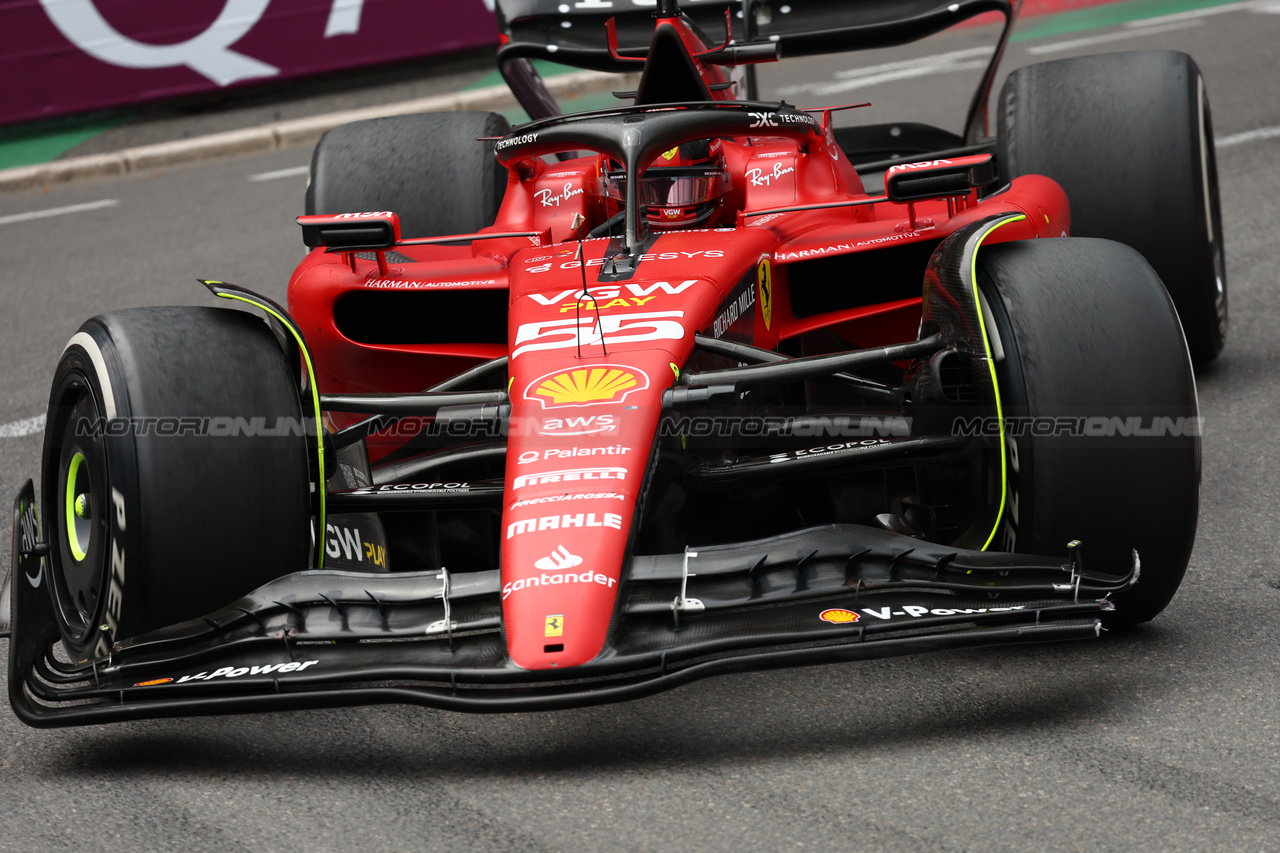 GP MONACO, Carlos Sainz Jr (ESP) Ferrari SF-23 with a broken front wing.

28.05.2023. Formula 1 World Championship, Rd 7, Monaco Grand Prix, Monte Carlo, Monaco, Gara Day.

- www.xpbimages.com, EMail: requests@xpbimages.com ¬© Copyright: Batchelor / XPB Images