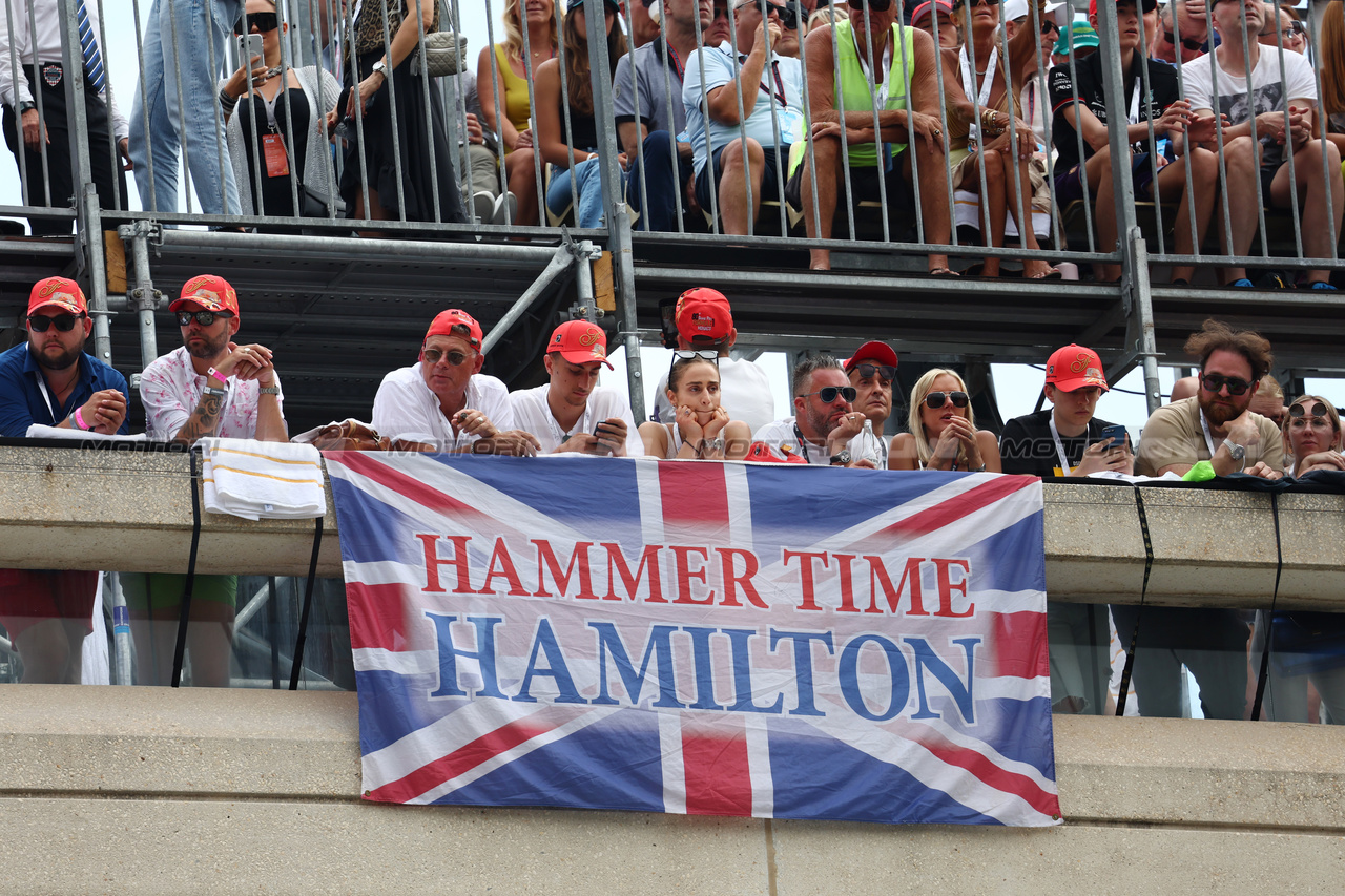 GP MONACO, Circuit Atmosfera - Lewis Hamilton (GBR) Mercedes AMG F1 fans e banner.

28.05.2023. Formula 1 World Championship, Rd 7, Monaco Grand Prix, Monte Carlo, Monaco, Gara Day.

- www.xpbimages.com, EMail: requests@xpbimages.com ¬© Copyright: Batchelor / XPB Images