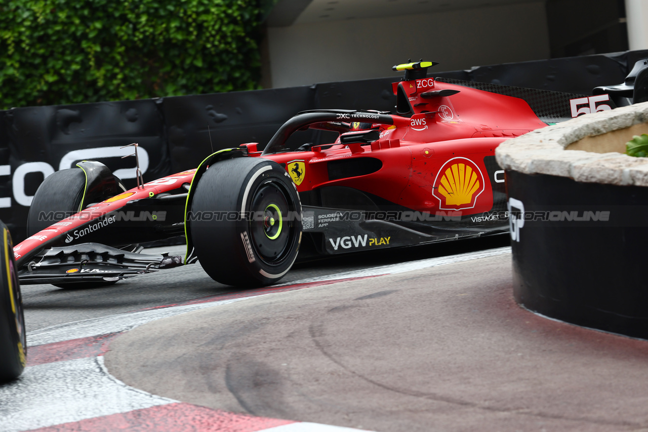 GP MONACO, Carlos Sainz Jr (ESP) Ferrari SF-23 with a broken front wing.

28.05.2023. Formula 1 World Championship, Rd 7, Monaco Grand Prix, Monte Carlo, Monaco, Gara Day.

- www.xpbimages.com, EMail: requests@xpbimages.com ¬© Copyright: Batchelor / XPB Images