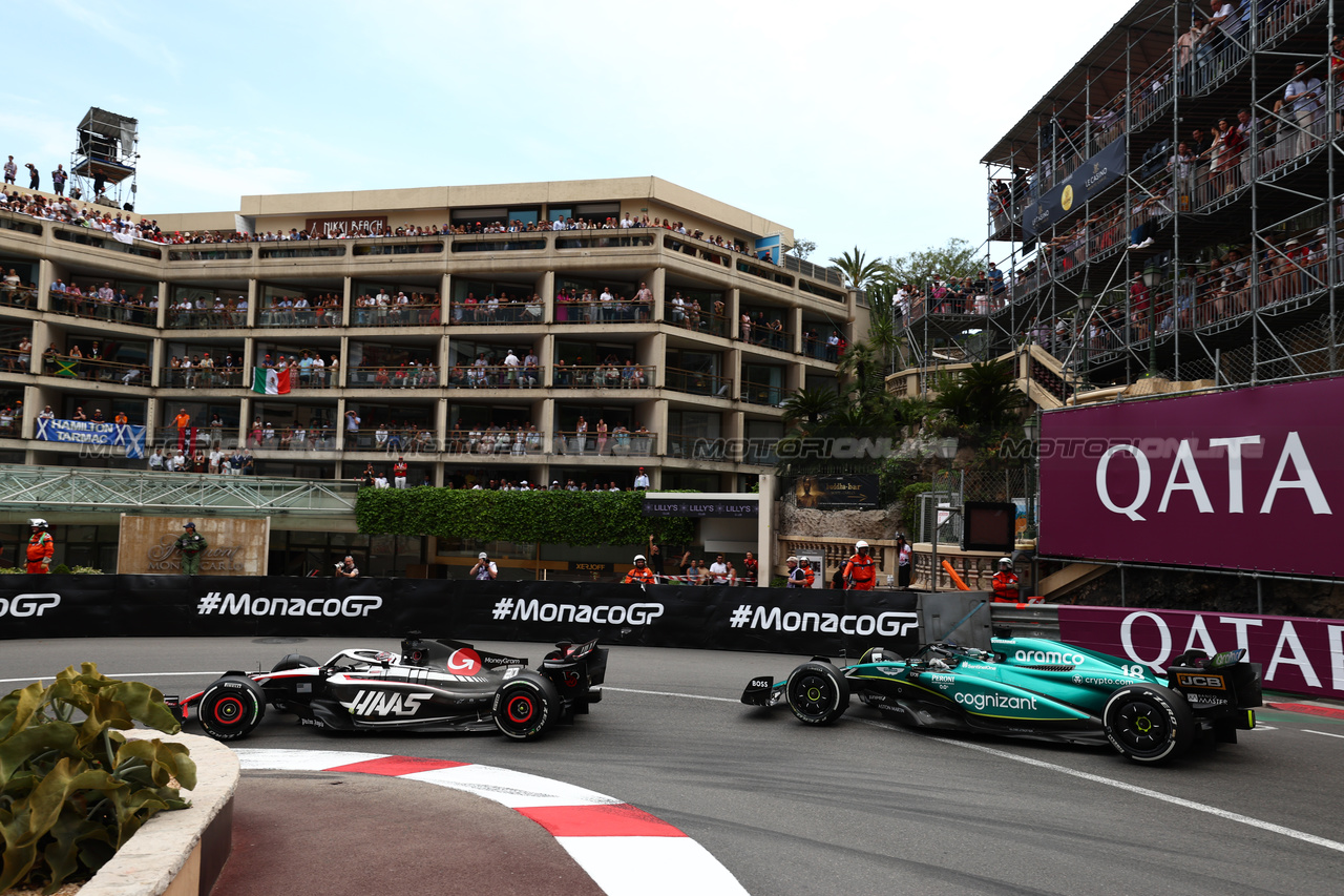 GP MONACO, Kevin Magnussen (DEN) Haas VF-23 e Lance Stroll (CDN) Aston Martin F1 Team AMR23.

28.05.2023. Formula 1 World Championship, Rd 7, Monaco Grand Prix, Monte Carlo, Monaco, Gara Day.

 - www.xpbimages.com, EMail: requests@xpbimages.com ¬© Copyright: Coates / XPB Images
