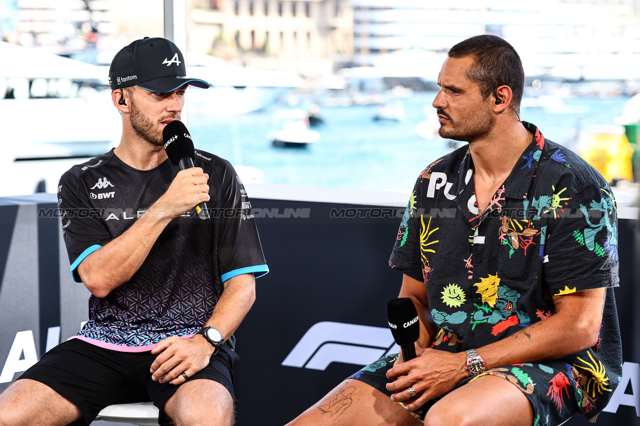 GP MONACO, Pierre Gasly (FRA), Alpine F1 Team e Florent Manaudou (FRA), Swimmer
28.05.2023. Formula 1 World Championship, Rd 7, Monaco Grand Prix, Monte Carlo, Monaco, Gara Day.
- www.xpbimages.com, EMail: requests@xpbimages.com ¬© Copyright: Charniaux / XPB Images