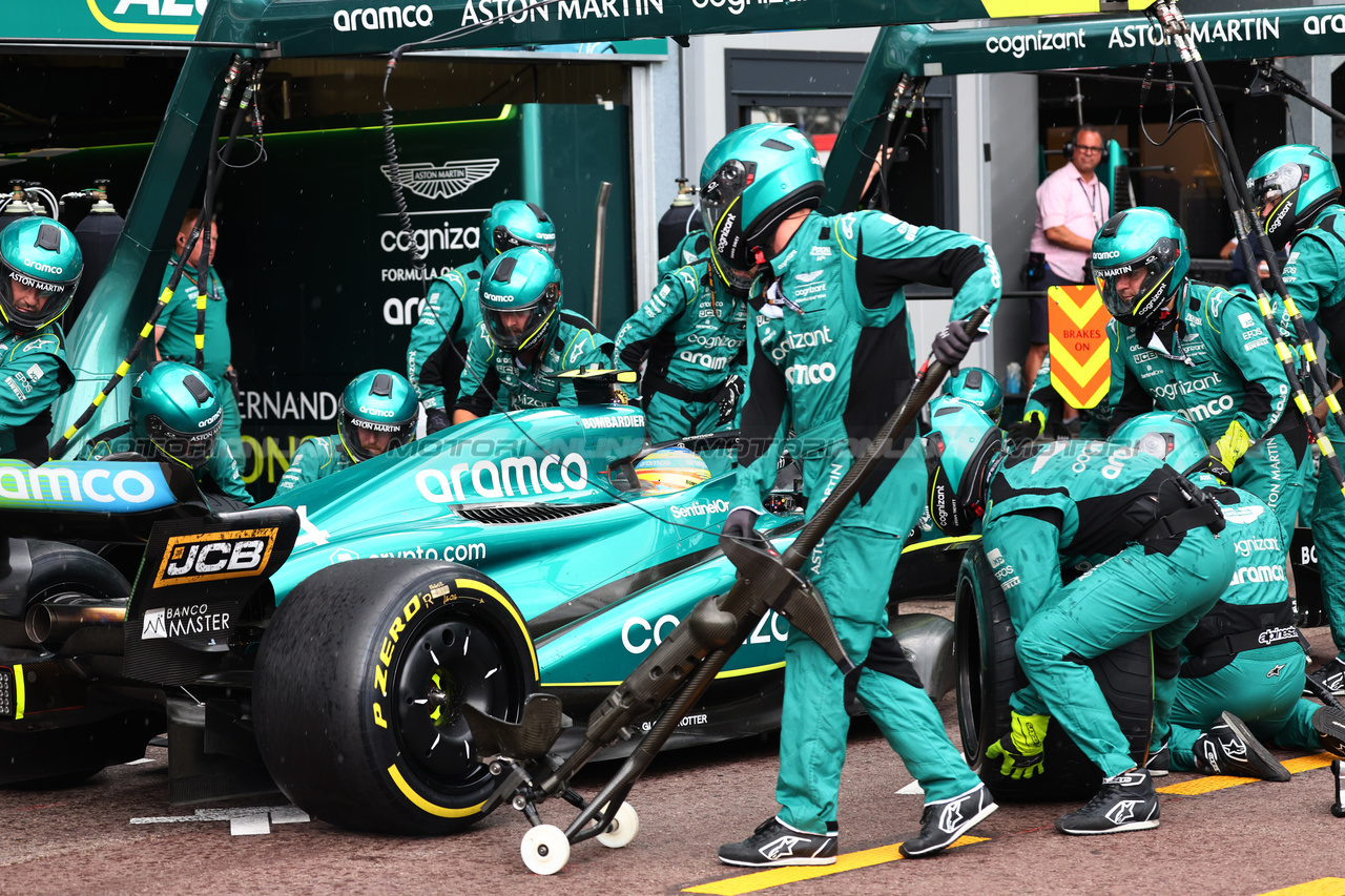 GP MONACO, Fernando Alonso (ESP) Aston Martin F1 Team AMR23 makes a pit stop.

28.05.2023. Formula 1 World Championship, Rd 7, Monaco Grand Prix, Monte Carlo, Monaco, Gara Day.

- www.xpbimages.com, EMail: requests@xpbimages.com ¬© Copyright: Batchelor / XPB Images
