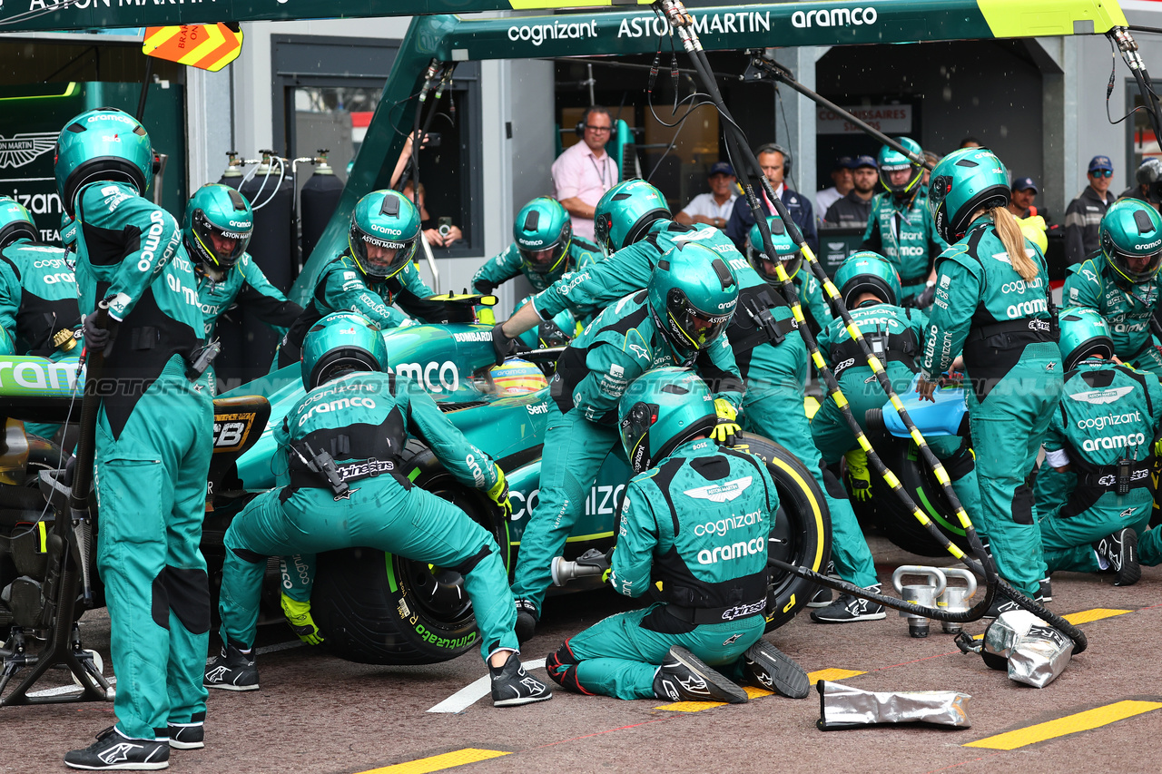 GP MONACO, Fernando Alonso (ESP) Aston Martin F1 Team AMR23 makes a pit stop.

28.05.2023. Formula 1 World Championship, Rd 7, Monaco Grand Prix, Monte Carlo, Monaco, Gara Day.

- www.xpbimages.com, EMail: requests@xpbimages.com ¬© Copyright: Batchelor / XPB Images