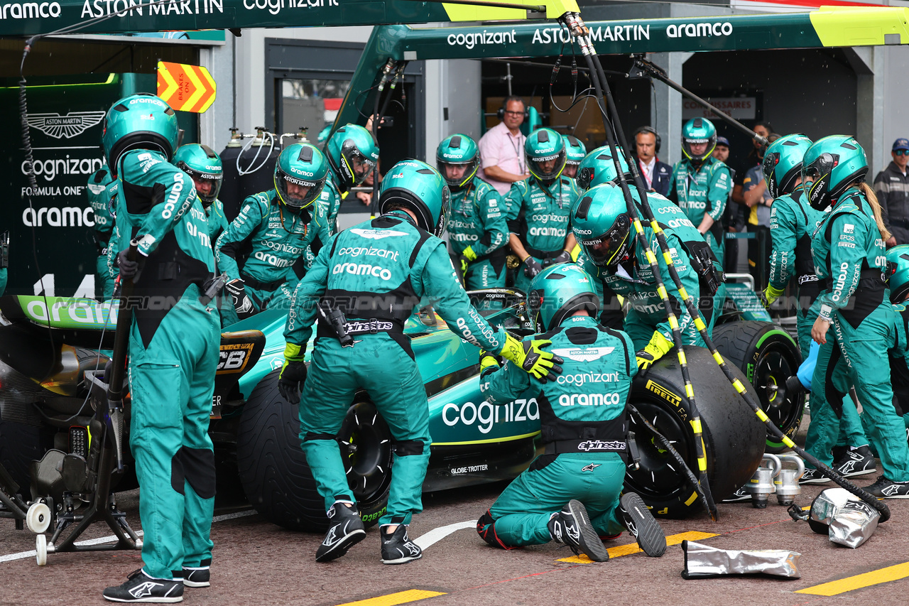 GP MONACO, Fernando Alonso (ESP) Aston Martin F1 Team AMR23 makes a pit stop.

28.05.2023. Formula 1 World Championship, Rd 7, Monaco Grand Prix, Monte Carlo, Monaco, Gara Day.

- www.xpbimages.com, EMail: requests@xpbimages.com ¬© Copyright: Batchelor / XPB Images