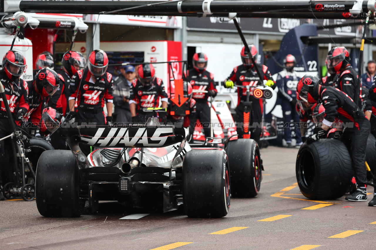 GP MONACO, Nico Hulkenberg (GER) Haas VF-23 makes a pit stop.

28.05.2023. Formula 1 World Championship, Rd 7, Monaco Grand Prix, Monte Carlo, Monaco, Gara Day.

- www.xpbimages.com, EMail: requests@xpbimages.com ¬© Copyright: Batchelor / XPB Images