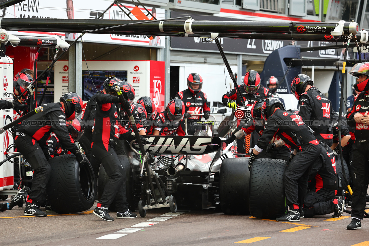 GP MONACO, Nico Hulkenberg (GER) Haas VF-23 makes a pit stop.

28.05.2023. Formula 1 World Championship, Rd 7, Monaco Grand Prix, Monte Carlo, Monaco, Gara Day.

- www.xpbimages.com, EMail: requests@xpbimages.com ¬© Copyright: Batchelor / XPB Images