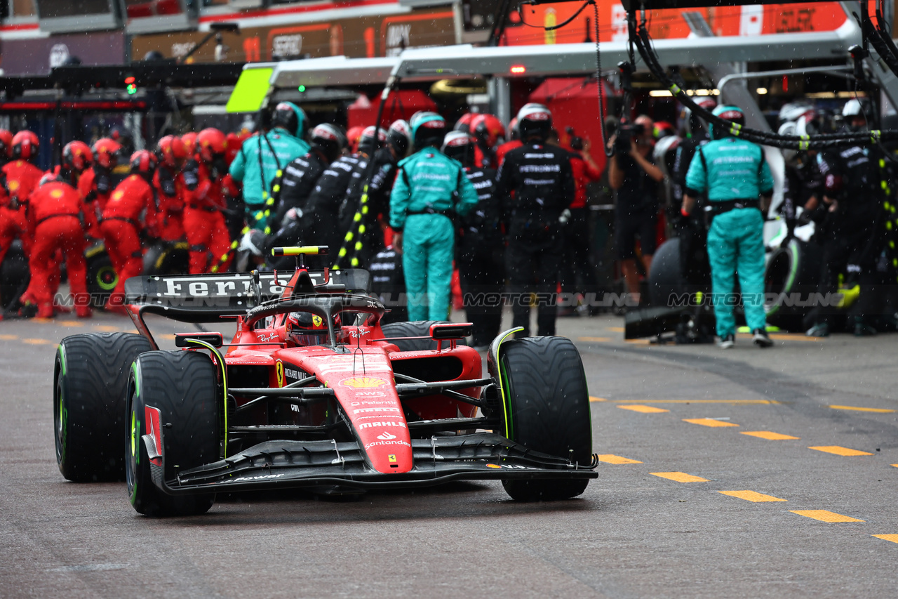 GP MONACO, Carlos Sainz Jr (ESP) Ferrari SF-23 makes a pit stop.

28.05.2023. Formula 1 World Championship, Rd 7, Monaco Grand Prix, Monte Carlo, Monaco, Gara Day.

- www.xpbimages.com, EMail: requests@xpbimages.com ¬© Copyright: Batchelor / XPB Images