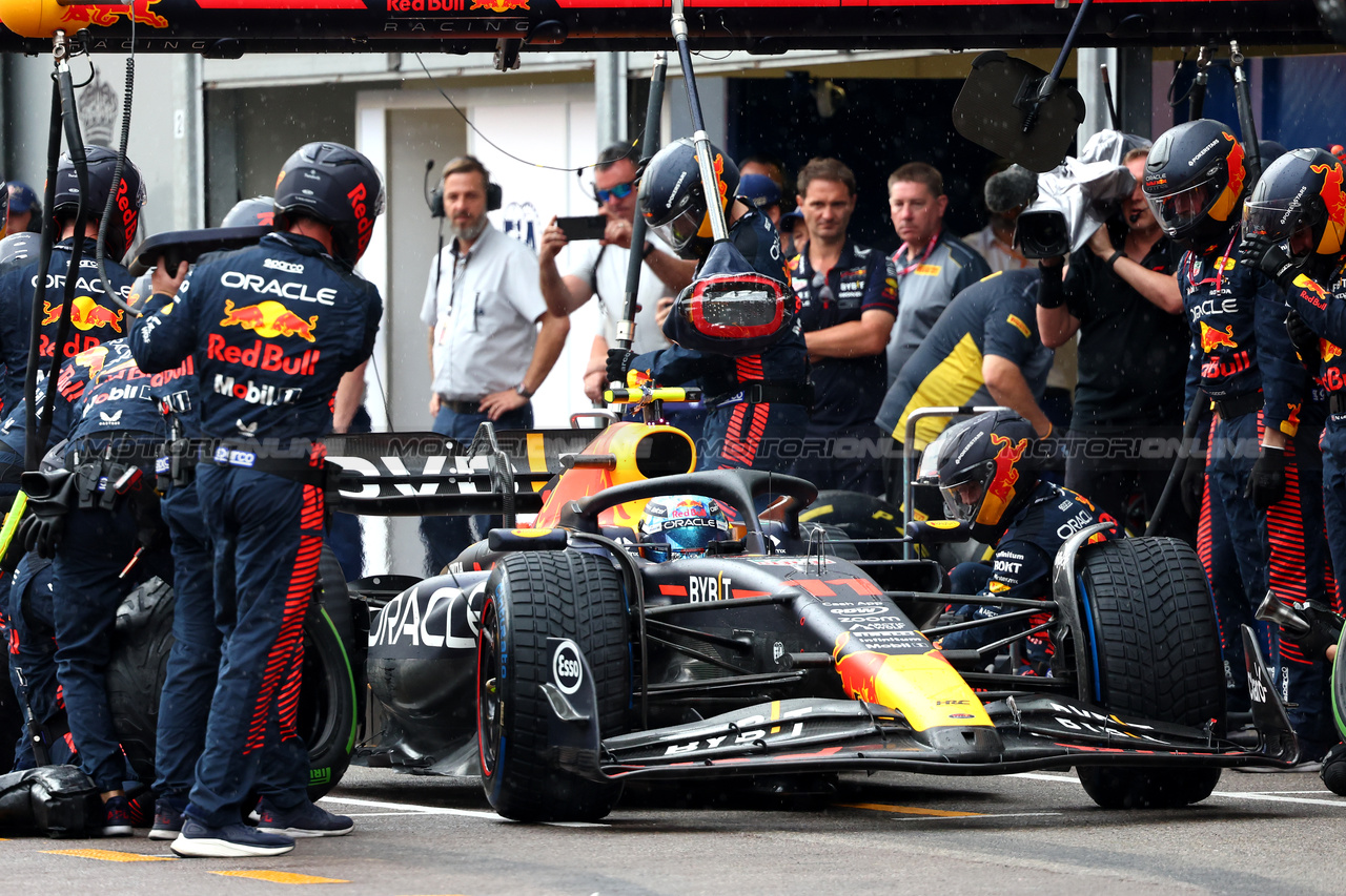 GP MONACO, Sergio Perez (MEX) Red Bull Racing RB19 makes a pit stop.

28.05.2023. Formula 1 World Championship, Rd 7, Monaco Grand Prix, Monte Carlo, Monaco, Gara Day.

- www.xpbimages.com, EMail: requests@xpbimages.com ¬© Copyright: Batchelor / XPB Images