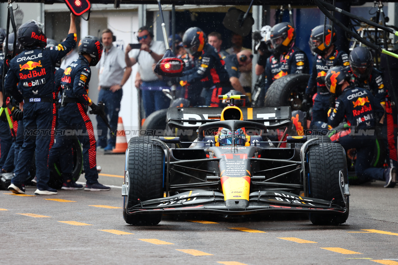 GP MONACO, Sergio Perez (MEX) Red Bull Racing RB19 makes a pit stop.

28.05.2023. Formula 1 World Championship, Rd 7, Monaco Grand Prix, Monte Carlo, Monaco, Gara Day.

- www.xpbimages.com, EMail: requests@xpbimages.com ¬© Copyright: Batchelor / XPB Images