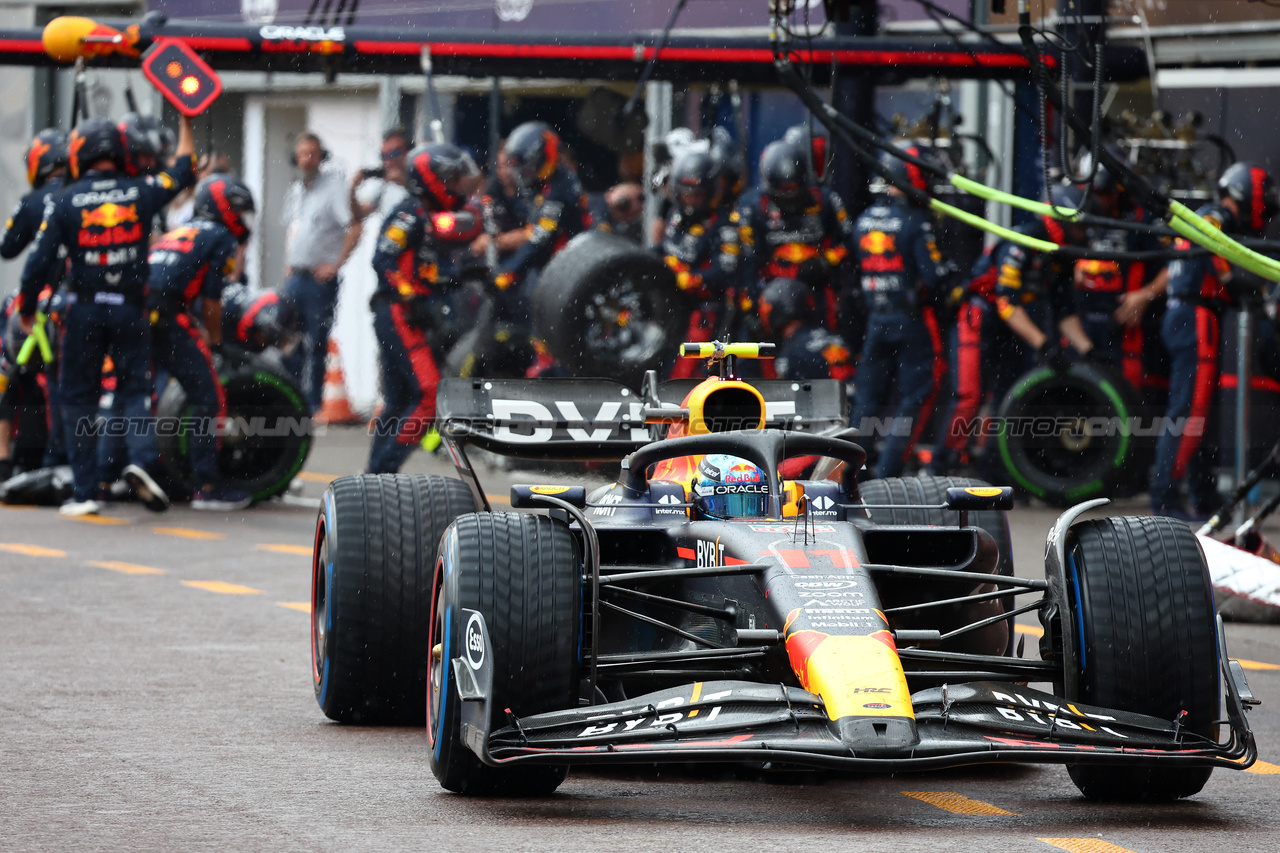 GP MONACO, Sergio Perez (MEX) Red Bull Racing RB19 makes a pit stop.

28.05.2023. Formula 1 World Championship, Rd 7, Monaco Grand Prix, Monte Carlo, Monaco, Gara Day.

- www.xpbimages.com, EMail: requests@xpbimages.com ¬© Copyright: Batchelor / XPB Images