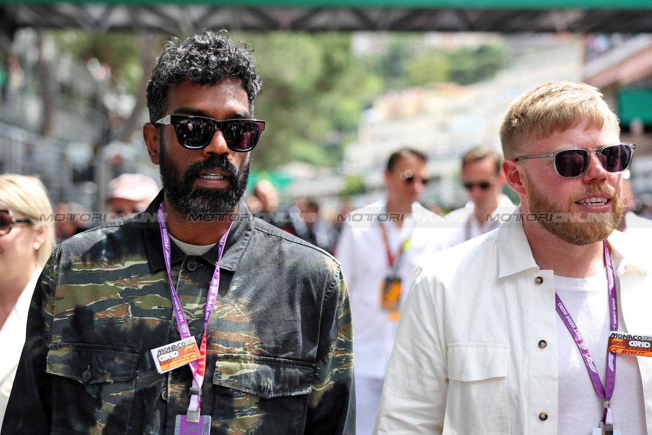 GP MONACO, (L to R): Romesh Ranganathan (GBR) Comedian e Rob Beckett (GBR) Comedian on the grid.

28.05.2023. Formula 1 World Championship, Rd 7, Monaco Grand Prix, Monte Carlo, Monaco, Gara Day.

- www.xpbimages.com, EMail: requests@xpbimages.com ¬© Copyright: Bearne / XPB Images