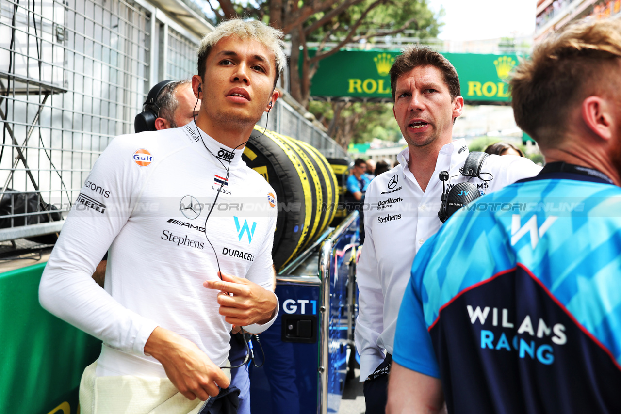 GP MONACO, Alexander Albon (THA) Williams Racing with James Vowles (GBR) Williams Racing Team Principal on the grid.

28.05.2023. Formula 1 World Championship, Rd 7, Monaco Grand Prix, Monte Carlo, Monaco, Gara Day.

- www.xpbimages.com, EMail: requests@xpbimages.com ¬© Copyright: Bearne / XPB Images