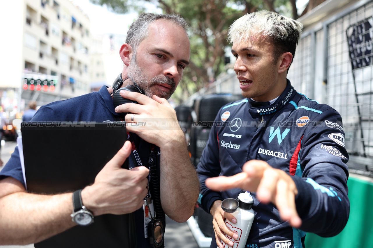 GP MONACO, Alexander Albon (THA) Williams Racing with James Urwin (GBR) Williams Racing Gara Engineer on the grid.

28.05.2023. Formula 1 World Championship, Rd 7, Monaco Grand Prix, Monte Carlo, Monaco, Gara Day.

- www.xpbimages.com, EMail: requests@xpbimages.com ¬© Copyright: Bearne / XPB Images