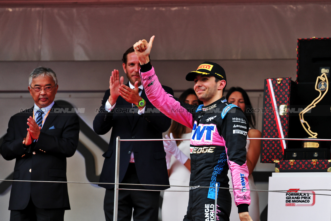 GP MONACO, Esteban Ocon (FRA) Alpine F1 Team celebrates his third position on the podium.

28.05.2023. Formula 1 World Championship, Rd 7, Monaco Grand Prix, Monte Carlo, Monaco, Gara Day.

- www.xpbimages.com, EMail: requests@xpbimages.com ¬© Copyright: Moy / XPB Images