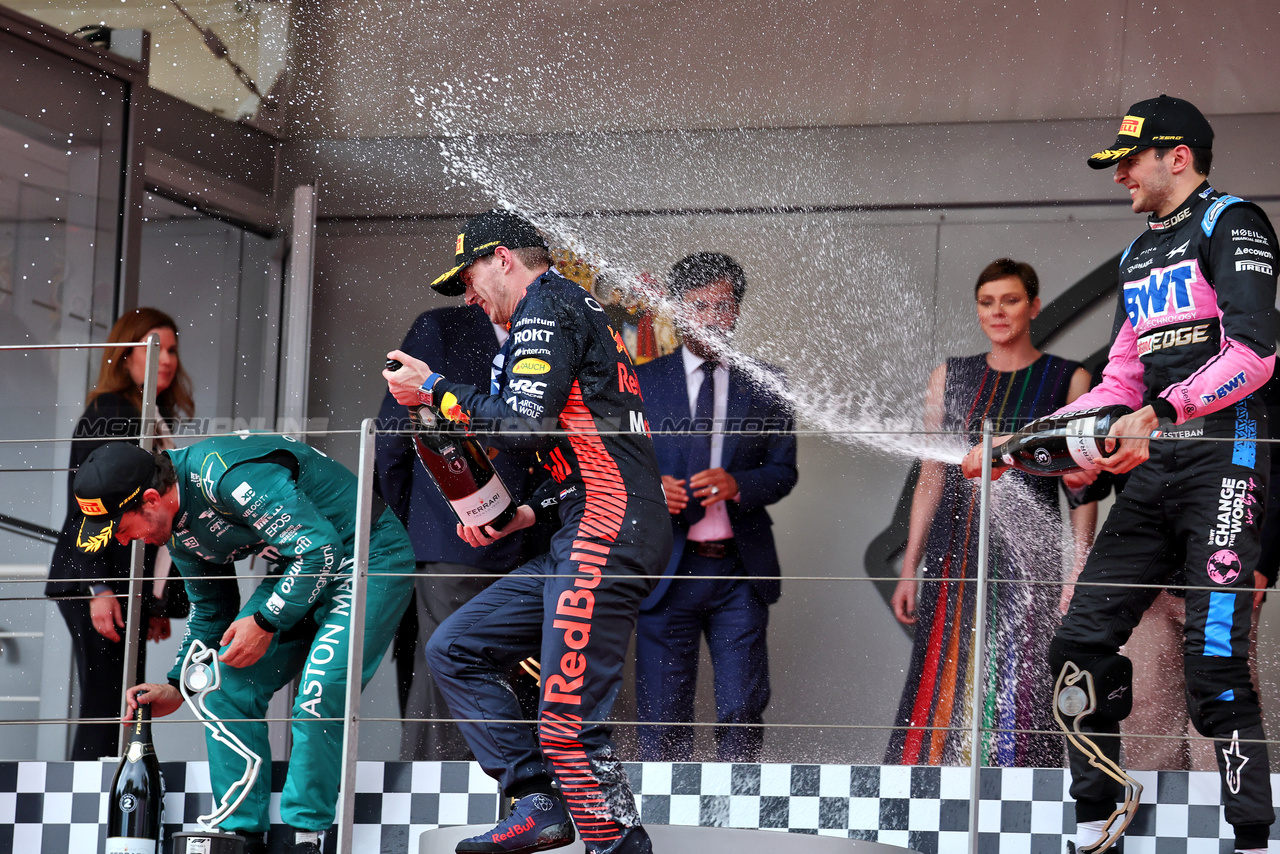 GP MONACO, The podium (L to R): Fernando Alonso (ESP) Aston Martin F1 Team, second; Max Verstappen (NLD) Red Bull Racing, vincitore; Esteban Ocon (FRA) Alpine F1 Team, third.

28.05.2023. Formula 1 World Championship, Rd 7, Monaco Grand Prix, Monte Carlo, Monaco, Gara Day.

- www.xpbimages.com, EMail: requests@xpbimages.com ¬© Copyright: Moy / XPB Images
