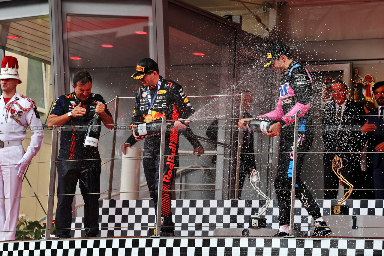GP MONACO, Gara winner Max Verstappen (NLD) Red Bull Racing celebrates on the podium with Pierre Wache (FRA) Red Bull Racing Technical Director e Esteban Ocon (FRA) Alpine F1 Team.

28.05.2023. Formula 1 World Championship, Rd 7, Monaco Grand Prix, Monte Carlo, Monaco, Gara Day.

- www.xpbimages.com, EMail: requests@xpbimages.com ¬© Copyright: Moy / XPB Images