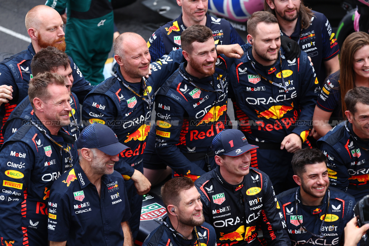 GP MONACO, Gara winner Max Verstappen (NLD) Red Bull Racing celebrates with the team.

28.05.2023. Formula 1 World Championship, Rd 7, Monaco Grand Prix, Monte Carlo, Monaco, Gara Day.

- www.xpbimages.com, EMail: requests@xpbimages.com ¬© Copyright: Batchelor / XPB Images
