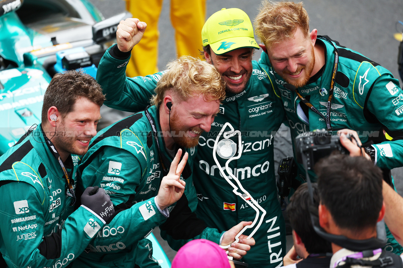 GP MONACO, Fernando Alonso (ESP) Aston Martin F1 Team celebrates his second position with the team.

28.05.2023. Formula 1 World Championship, Rd 7, Monaco Grand Prix, Monte Carlo, Monaco, Gara Day.

- www.xpbimages.com, EMail: requests@xpbimages.com ¬© Copyright: Batchelor / XPB Images