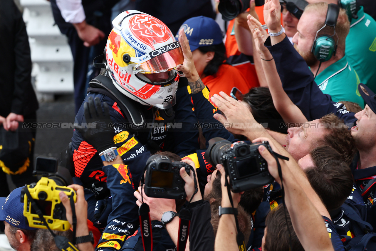 GP MONACO, Gara winner Max Verstappen (NLD) Red Bull Racing celebrates with the team in parc ferme.

28.05.2023. Formula 1 World Championship, Rd 7, Monaco Grand Prix, Monte Carlo, Monaco, Gara Day.

- www.xpbimages.com, EMail: requests@xpbimages.com ¬© Copyright: Batchelor / XPB Images