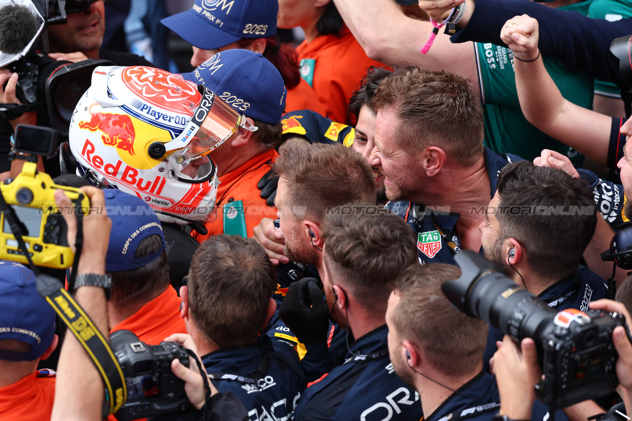 GP MONACO, Gara winner Max Verstappen (NLD) Red Bull Racing celebrates with the team in parc ferme.

28.05.2023. Formula 1 World Championship, Rd 7, Monaco Grand Prix, Monte Carlo, Monaco, Gara Day.

- www.xpbimages.com, EMail: requests@xpbimages.com ¬© Copyright: Batchelor / XPB Images