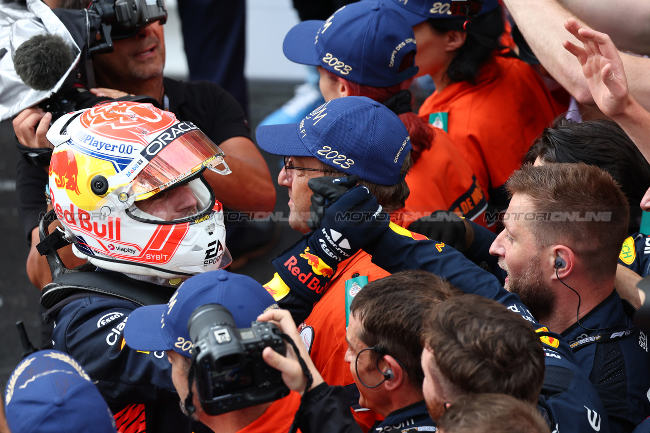 GP MONACO, Gara winner Max Verstappen (NLD) Red Bull Racing celebrates with the team in parc ferme.

28.05.2023. Formula 1 World Championship, Rd 7, Monaco Grand Prix, Monte Carlo, Monaco, Gara Day.

- www.xpbimages.com, EMail: requests@xpbimages.com ¬© Copyright: Batchelor / XPB Images