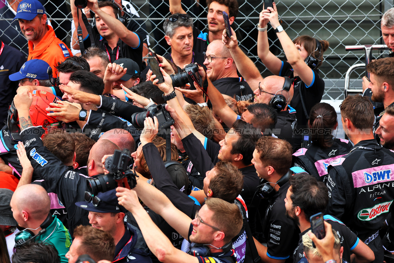 GP MONACO, Esteban Ocon (FRA) Alpine F1 Team celebrates his third position with the team in parc ferme.

28.05.2023. Formula 1 World Championship, Rd 7, Monaco Grand Prix, Monte Carlo, Monaco, Gara Day.

- www.xpbimages.com, EMail: requests@xpbimages.com ¬© Copyright: Batchelor / XPB Images