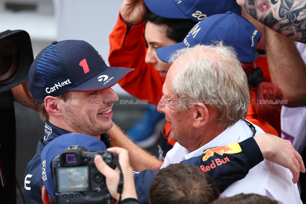 GP MONACO, Gara winner Max Verstappen (NLD) Red Bull Racing celebrates with Dr Helmut Marko (AUT) Red Bull Motorsport Consultant in parc ferme.

28.05.2023. Formula 1 World Championship, Rd 7, Monaco Grand Prix, Monte Carlo, Monaco, Gara Day.

- www.xpbimages.com, EMail: requests@xpbimages.com ¬© Copyright: Batchelor / XPB Images