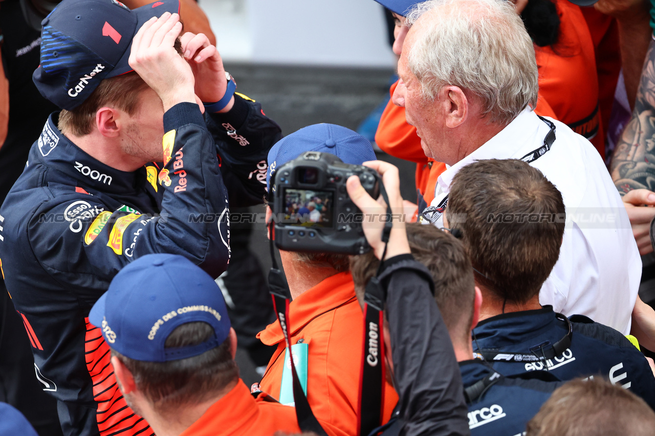 GP MONACO, Gara winner Max Verstappen (NLD) Red Bull Racing celebrates with Dr Helmut Marko (AUT) Red Bull Motorsport Consultant in parc ferme.

28.05.2023. Formula 1 World Championship, Rd 7, Monaco Grand Prix, Monte Carlo, Monaco, Gara Day.

- www.xpbimages.com, EMail: requests@xpbimages.com ¬© Copyright: Batchelor / XPB Images